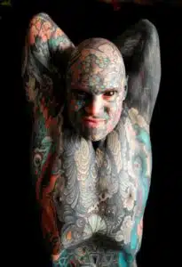 Homme le plus tatouée du mode. cORPS RECOUVERT DE TATOUAGES. 